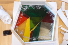 stukken glas om dikke plak mee te smeltenglas voor 'sagging' van Marja van der Valk